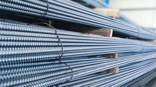 Giá thép thế giới tiếp đà tăng, trong nước ổn định