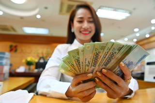 Thu nhập nhân viên tăng cao khi các ngân hàng "lãi đậm"