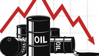 Giá dầu thế giới giảm do đồng USD mạnh và lo ngại dư cung