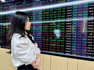 Thị trường chứng khoán tháng 10/2025: VN-Index giảm nhẹ, dòng tiền đổ vào nhóm công nghệ