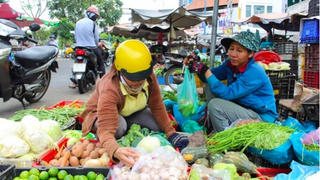 Giá rau xanh tại Hà Nội, Tp.HCM tăng chóng mặt