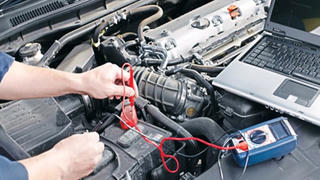 Doanh nghiệp bán phụ tùng cho đơn vị sửa chữa tại địa phương khác thì dùng phiếu xuất kho hay hóa đơn?