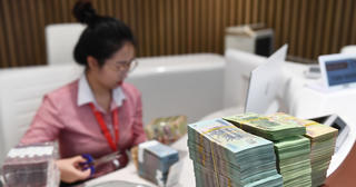 Loạt ngân hàng đồng loạt tăng lãi suất, cuộc đua huy động vốn tăng nhiệt cuối năm?