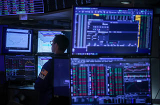 2,7 nghìn tỷ USD vốn hóa bốc hơi chỉ trong vài giờ, chuyện gì đang diễn ra trên Phố Wall?