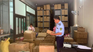 Hà Nội thu giữ số lượng lớn sản phẩm nghi giả nhãn hiệu ZARA