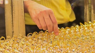 Giá vàng trong nước và thế giới trái chiều