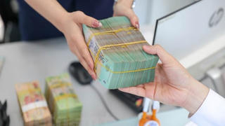 Thu ngân sách nhà nước đạt 2,4 triệu tỷ đồng, vượt 22% dự toán năm