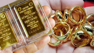 Giá vàng miếng và vàng nhẫn đồng loạt lao dốc