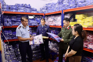 Phát hiện điểm chứa gần 6.500 bộ quần áo nghi giả Nike, Adidas bán trên sàn thương mại điện tử