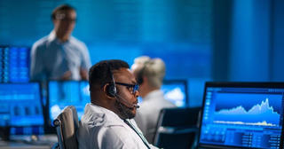 Khối ngoại bất ngờ tung tiền mua mạnh hai cổ phiếu nhóm bán lẻ và ngân hàng