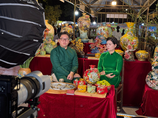 Gốm Bát Tràng lên sóng livestream: Câu chuyện nghề lan tỏa trong thời đại số