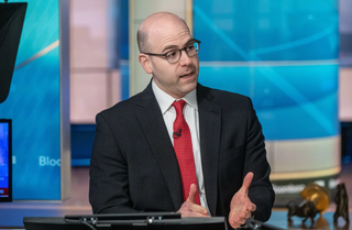 Thống đốc Fed cảnh báo Mỹ có nguy cơ rơi vào suy thoái nếu không tiếp tục hạ lãi suất