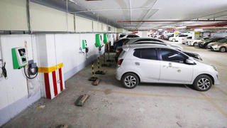 Bộ Xây dựng đề xuất chung cư xây mới bắt buộc có chỗ để xe điện