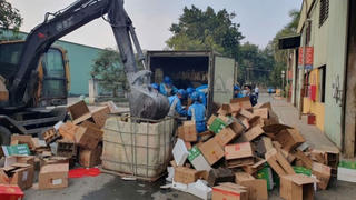 Hưng Yên Phạt gần 98 triệu đồng và tiêu hủy hơn 2.200 chai rượu ngoại