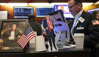 Chứng khoán toàn cầu đỏ lửa trước ‘đòn thuế’ mới của ông Trump