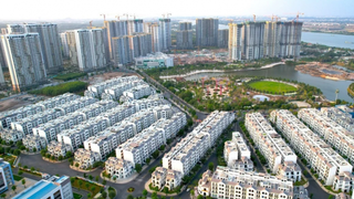 Dòng tiền căng thẳng, người mua nhà “đứng giữa” lãi suất và thanh khoản