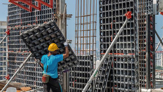 Thu tiền trước trong hoạt động xây dựng, lắp đặt phải xuất hóa đơn ngay hay khi nghiệm thu?