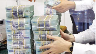 Tiền gửi vào ngân hàng lập kỷ lục 15,3 triệu tỷ đồng, có 2 nhà băng vượt mốc 2 triệu tỷ