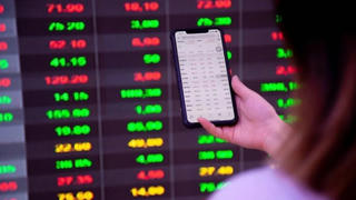 Lực cầu bắt đáy nhập cuộc cuối phiên, VN-Index “quay xe” tăng hơn 5 điểm