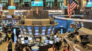 Thị trường chứng khoán Mỹ chìm trong sắc đỏ khi giá dầu Brent tăng vọt lên trên 100 USD/thùng