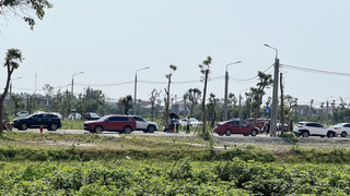 Ô tô nối đuôi, nhà đầu tư chen chân đặt cọc: Đất nền vùng giáp ranh Hà Tĩnh “nóng” ngay ngày mở bán