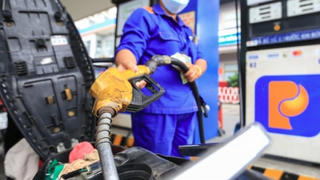 Giá xăng dầu giảm mạnh, RON95 về dưới 30.000 đồng/lít