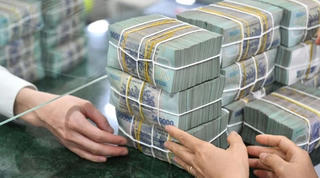 Lãi suất ngân hàng tăng dồn dập, có nơi vượt 9%/năm