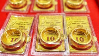 Giá vàng thế giới tăng, vàng trong nước giảm
