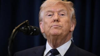 Tổng thống Trump áp thuế 100% với một số dược phẩm, điều chỉnh thuế kim loại