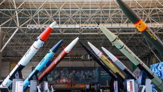 Ông Trump cảnh báo áp thuế 50% với quốc gia cung cấp vũ khí cho Iran