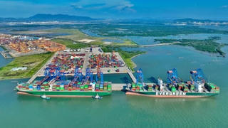 Giá xăng dầu neo cao, hàng không và logistics chịu áp lực lớn Giá xăng dầu neo cao, hàng không và logistics chịu áp lực lớn