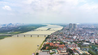 Người dân có "đất nhảy dù" ven sông Hồng lo mất trắng, đất sổ đỏ giao dịch đóng băng