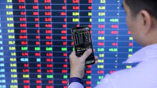 Cổ phiếu họ Vingroup lao dốc, VN-Index mất gần 10 điểm