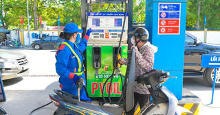 Giá xăng E10 bất ngờ giảm trước khi mở bán đại trà