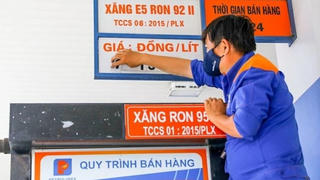Giá xăng E10 RON 95-III tăng gần 900 đồng/lít
