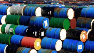 Giá dầu thế giới tiếp tục lao dốc
