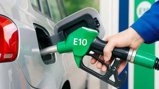 Giá xăng RON95 vượt 23.300 đồng/lít