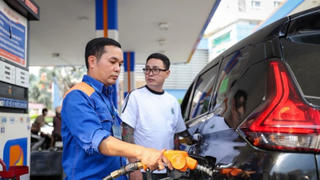 Giá xăng E10 giảm hơn 500 đồng/lít
