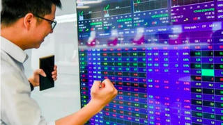VN-Index tăng hơn 7 điểm, VIC tiếp tục nâng đỡ thị trường