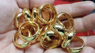 Giá vàng thế giới tăng, trong nước trái chiều