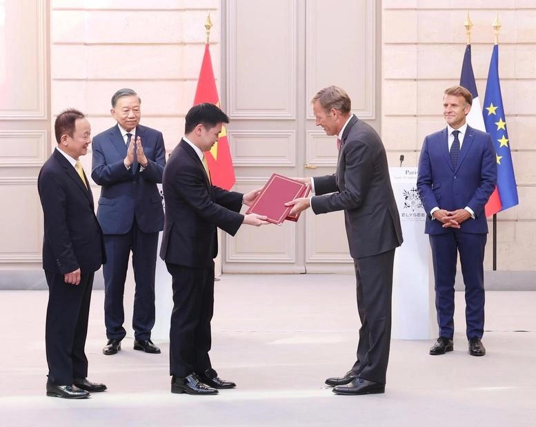Ông Đỗ Quang Hiển - Nhà sáng lập, Chủ tịch Điều hành T&T Group, cùng ông Đỗ Vinh Quang - Phó Chủ tịch T&T Group, Chủ tịch Vietravel Airlines và ông Wouter van Wersch - Chủ tịch Airbus International trao thỏa thuận hợp tác mua 50 máy bay thế hệ mới. Ảnh: T&T Group