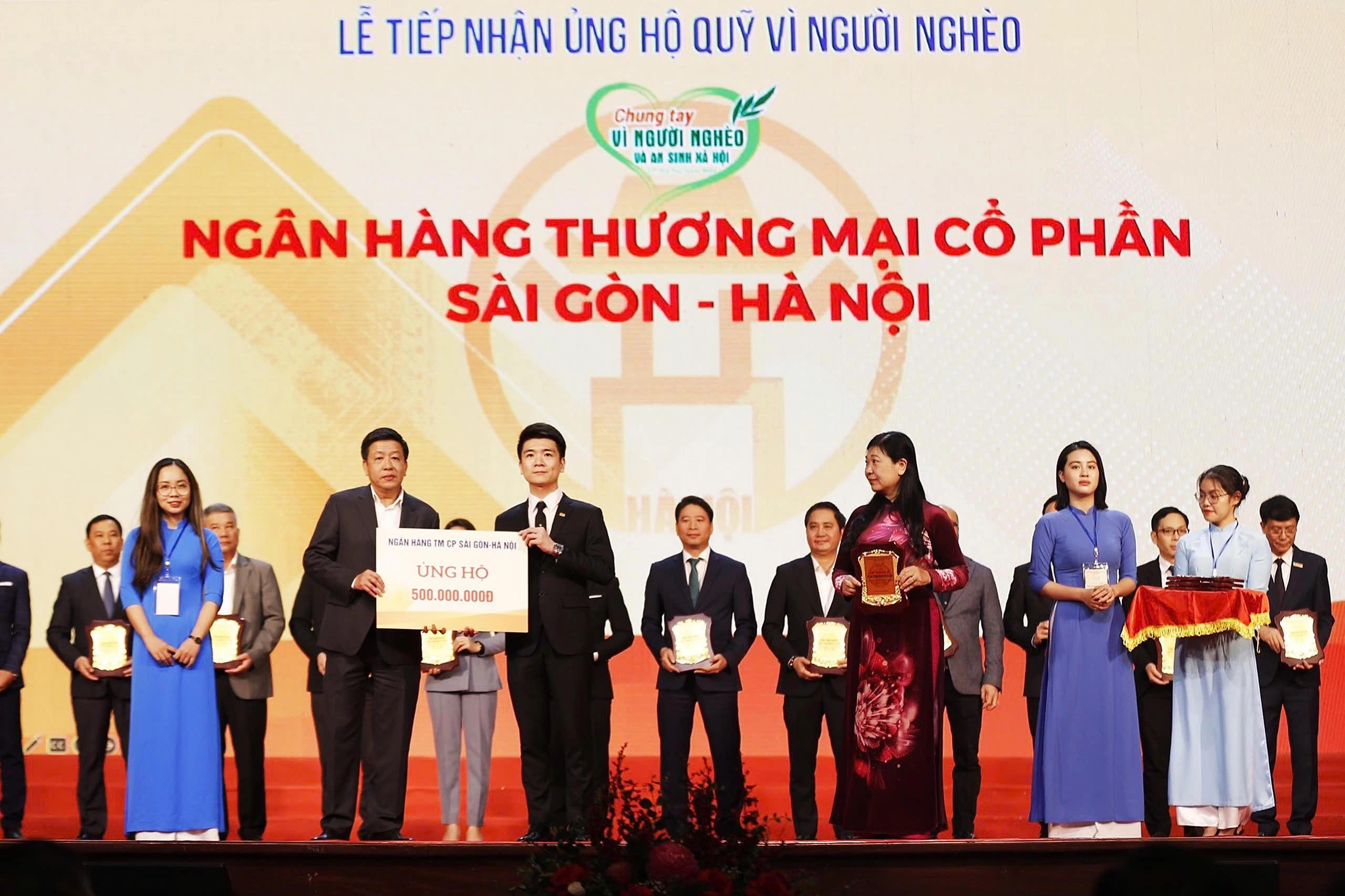 Ông Đỗ Vinh Quang - Phó Chủ tịch SHB trao tặng kinh phí chung tay ủng hộ người nghèo.