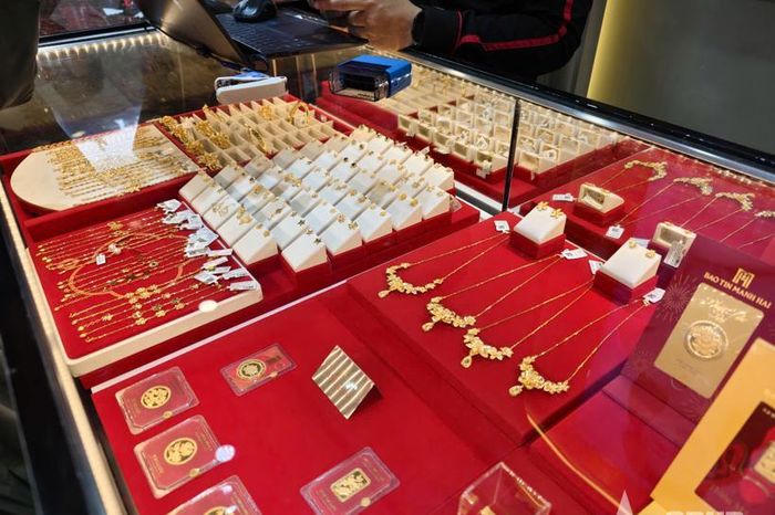 Giá vàng hôm nay 26-4: Vàng miếng, vàng nhẫn đảo chiều tăng mạnh