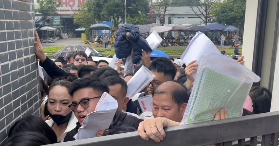 Người dân xếp hàng xuyên đêm mua nhà ở xã hội: Giá Hà Nội 128 triệu/m²