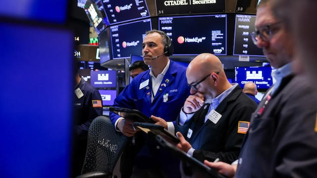 S&P 500 giảm điểm, Dow Jones cắm đầu, Phố Wall đỏ lửa