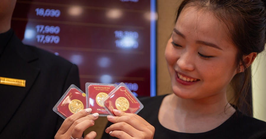 Giá vàng hôm nay 10/5: Vàng thế giới tăng “bung nóc”