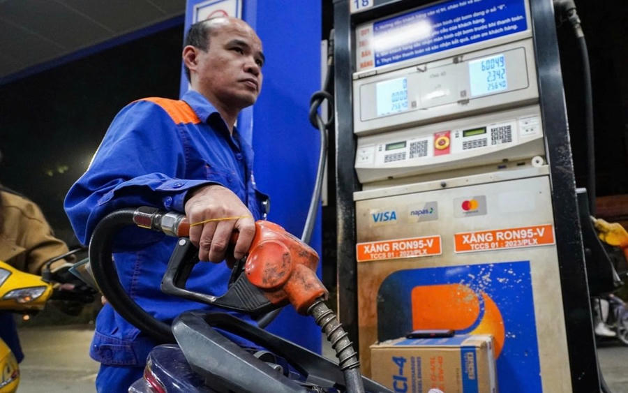 Giá xăng dầu hôm nay 13/5: Tiếp tục tăng mạnh theo đà thế giới