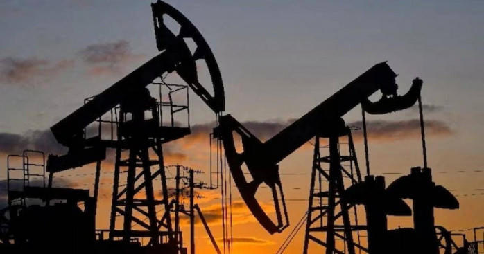 Giá dầu Brent chạm 107,49 USD/thùng, tác động gì đến xăng dầu?