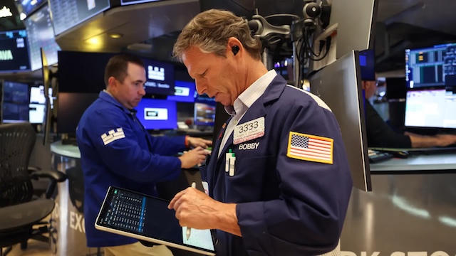 Dow Jones giảm hơn 300 điểm khi lợi suất trái phiếu lập đỉnh 19 năm