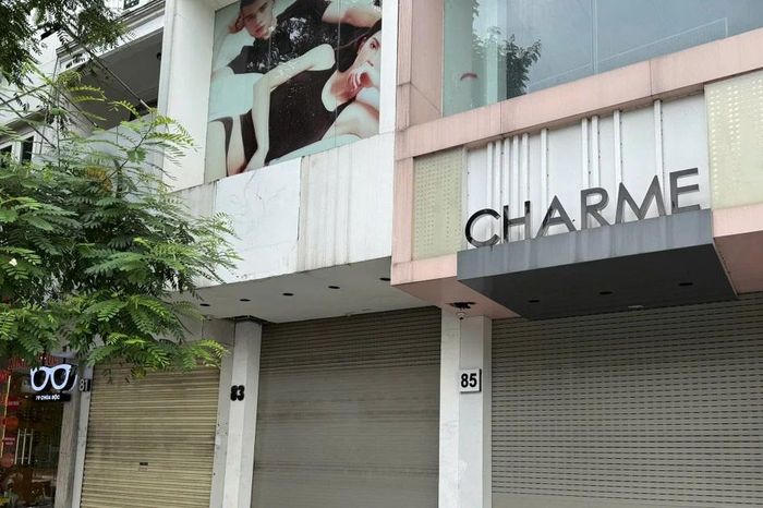 Vì sao hàng loạt cửa hàng mặt phố Hà Nội trả mặt bằng?